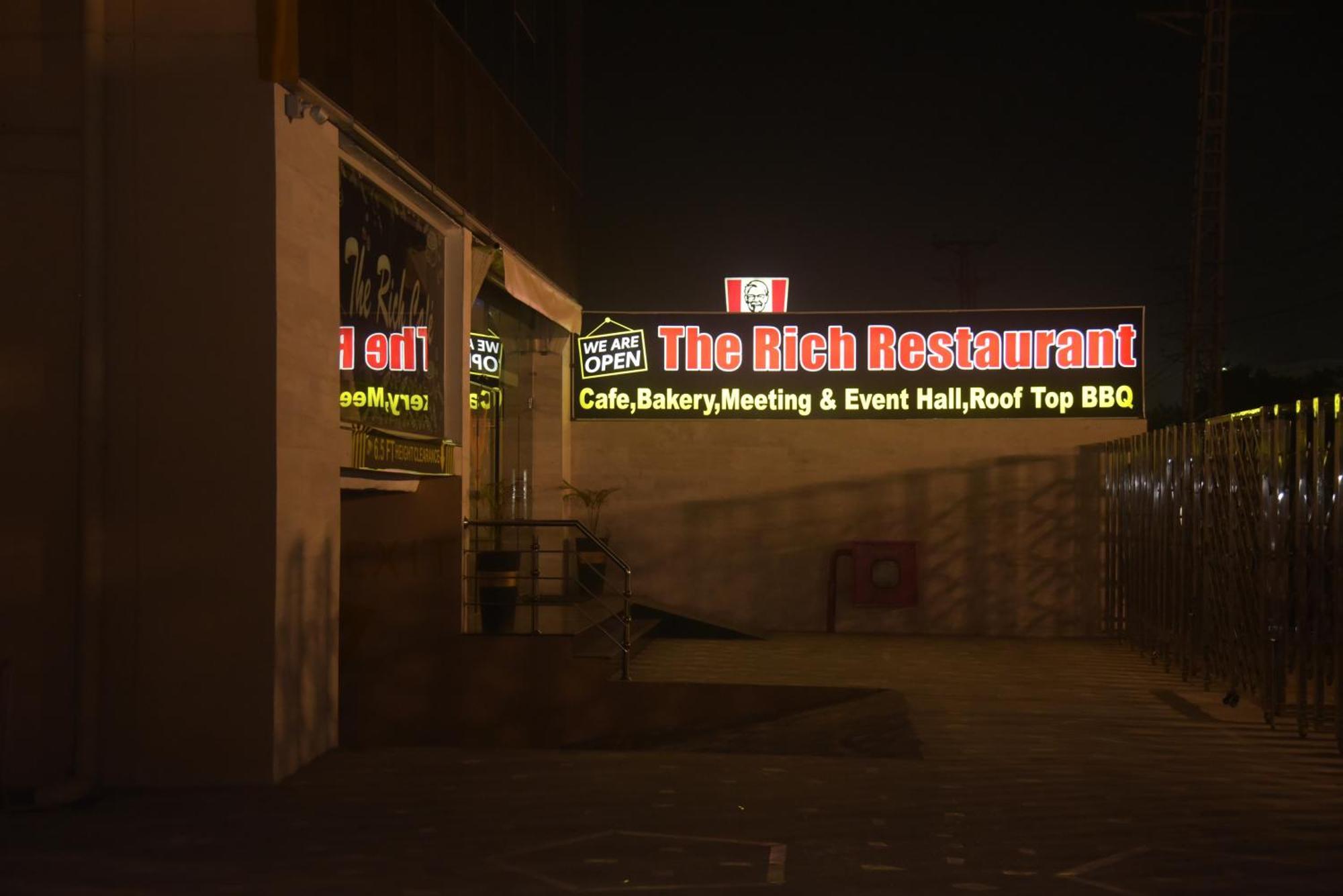 The Rich Hotel & Apartments ラホール エクステリア 写真